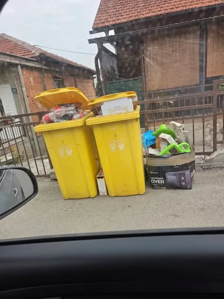 Fotografija kontejnera i otpada na Hrasnom Brdu iz objave od 10. septembra